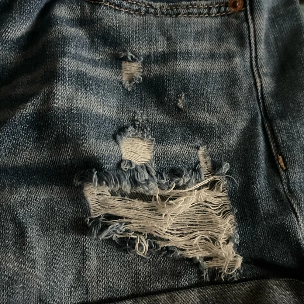 American Eagle Woman’s Tomgirl MIDI Distressed Medium Blue Denim Shorts Sz 8 - Picture 8 of 14